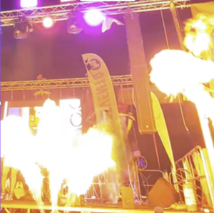 Fiamme ad aerosol, con tre getti fuoco per macchina, e controllo DMX.