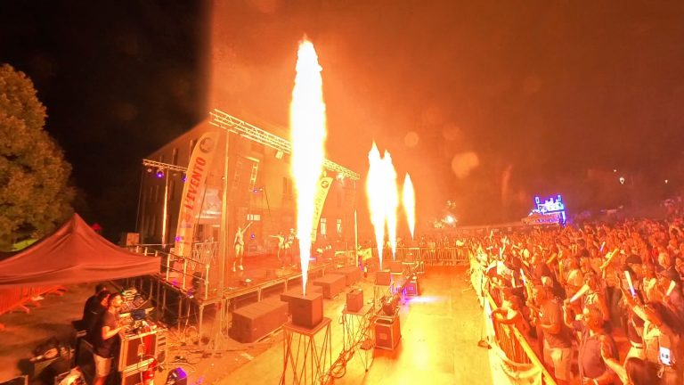 Fiamme Dmx Aurafx spettacolo per millennial groove